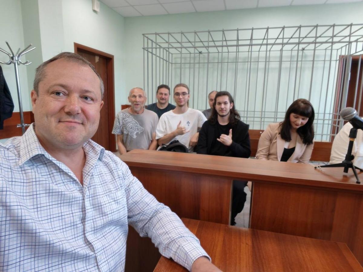 Журналист Дмитрий Полушин с группой поддержки в суде. Фото: KrasNews