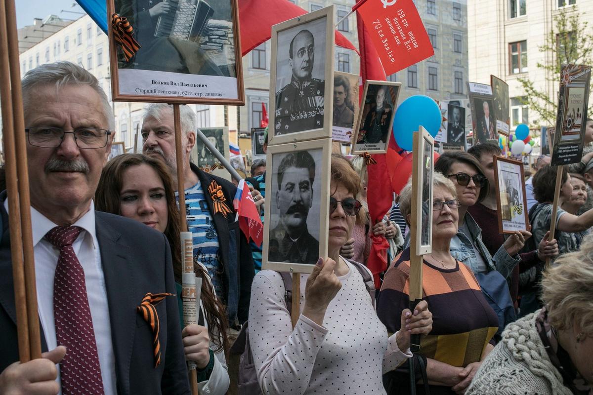 Участники шествия «Бессмертный полк» с портретами Иосифа Сталина и Лаврентия Берии. Фото: Влад Докшин / «Новая газета»