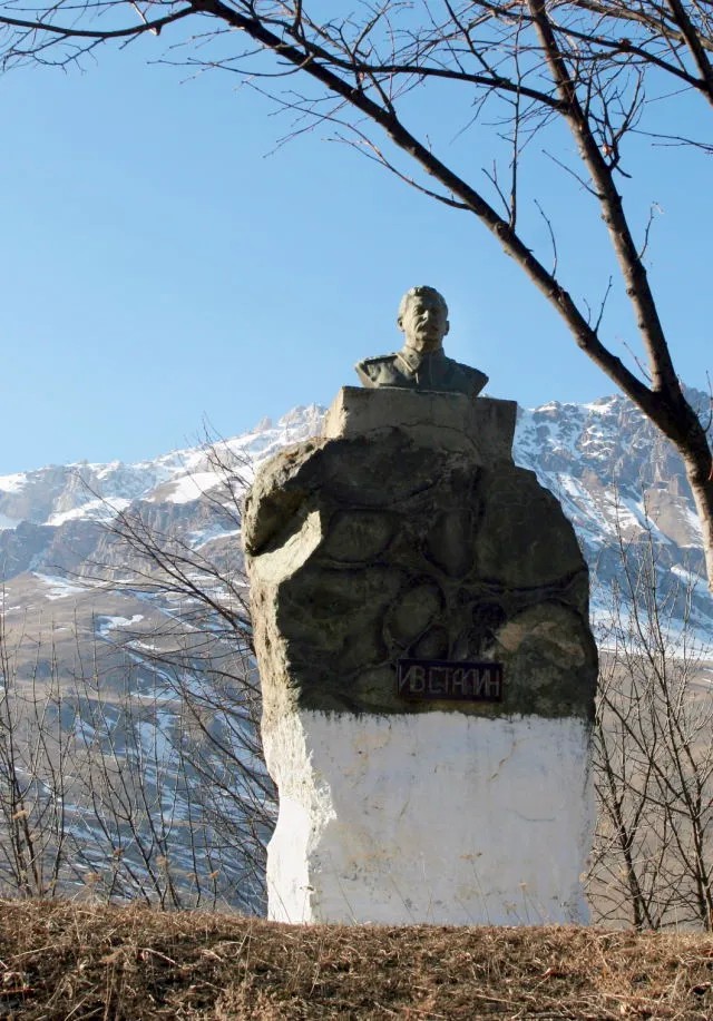 Памятник Сталину в природном заповеднике Северной Осетии. Фото: Валерий Матыцин / ТАСС