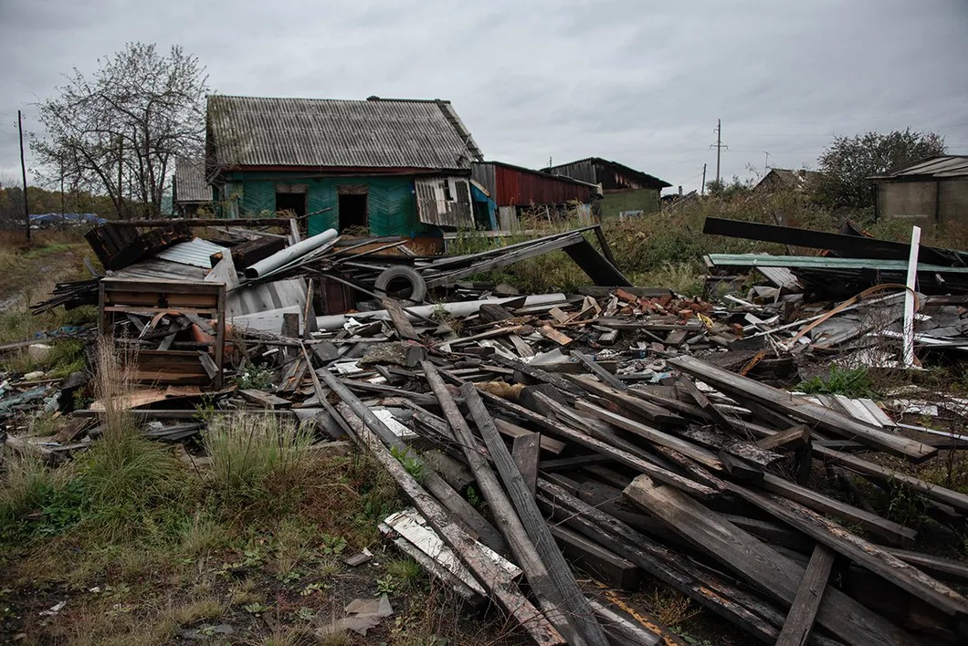 Заброшенный и частично разобранный дом в районе ЛДК, Тулун. Фото: Виктория Одиссонова / «Новая газета»