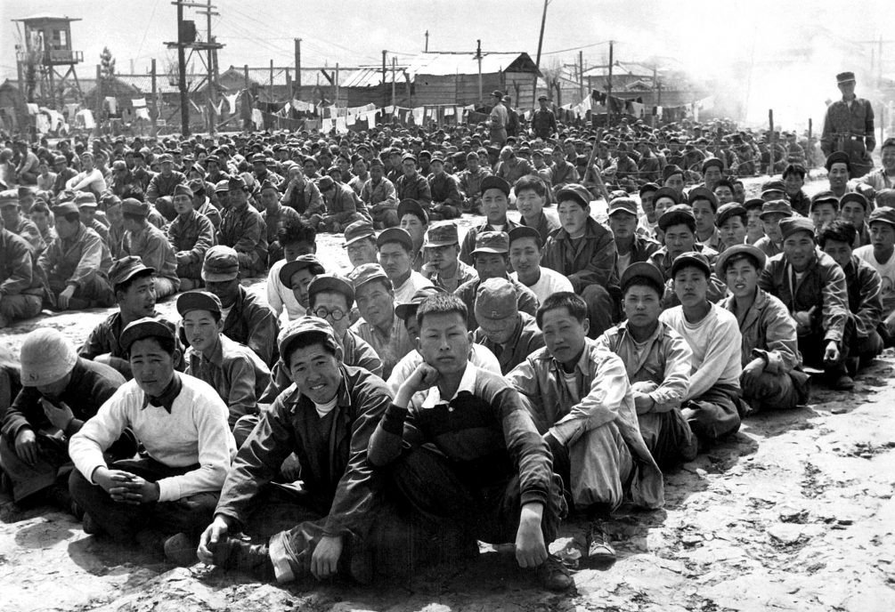 Заключенные из Северной Кореи и Китая в лагере для военнопленных в Пусане. 1951 год. Фото: Википедия