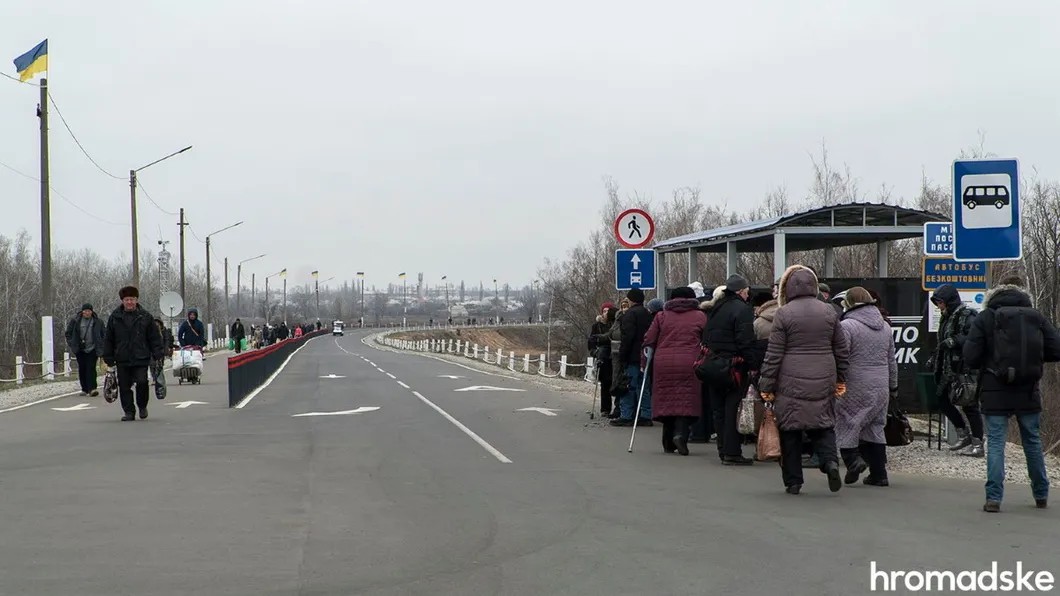 Люди ждут автобус на остановке, их здесь теперь два. 80% тех, кто переходит мост — пенсионеры, Луганская область, 27 ноября 2019 года. Фото: Александр Кохан / hromadske