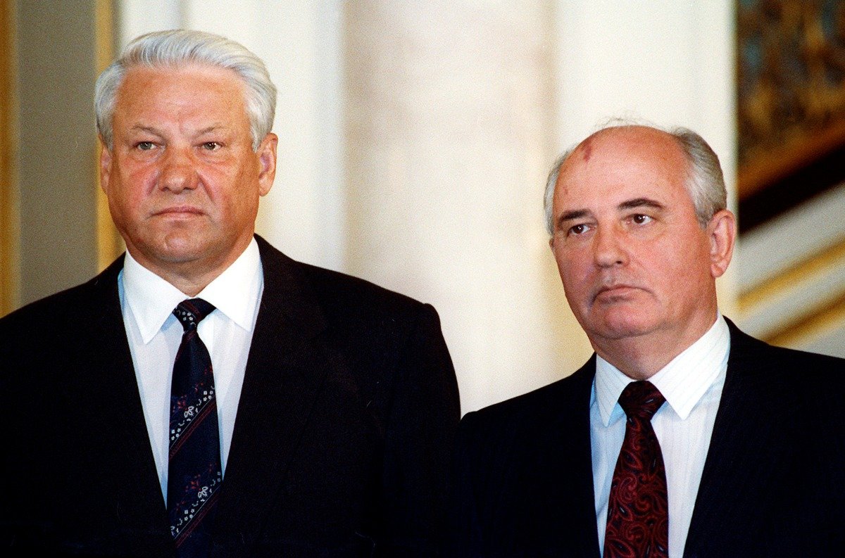 Президент России Борис Ельцин и президент СССР Михаил Горбачев в Георгиевском зале Кремля, октябрь 1991 г. Фото: AP / TASS
