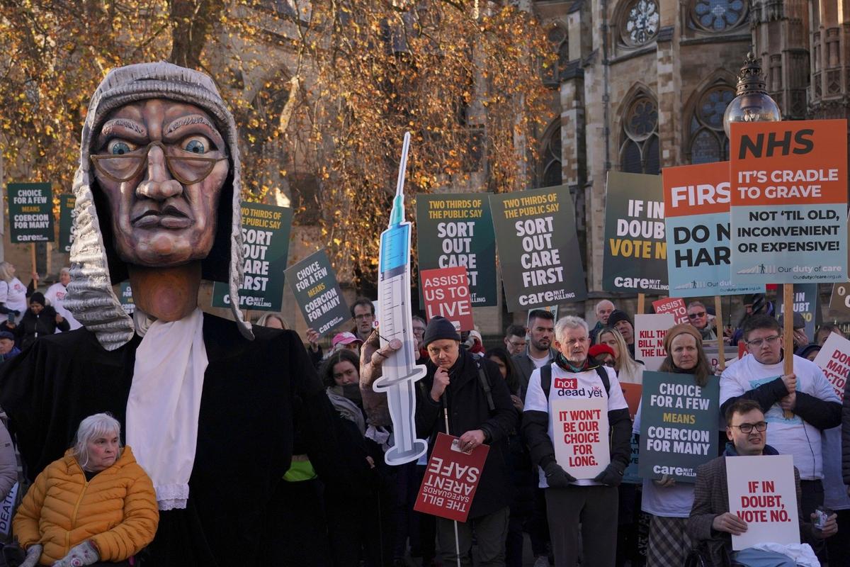 Акция у здания парламента в Лондоне против законопроекта о легализации эвтаназии. Фото: AP / TASS