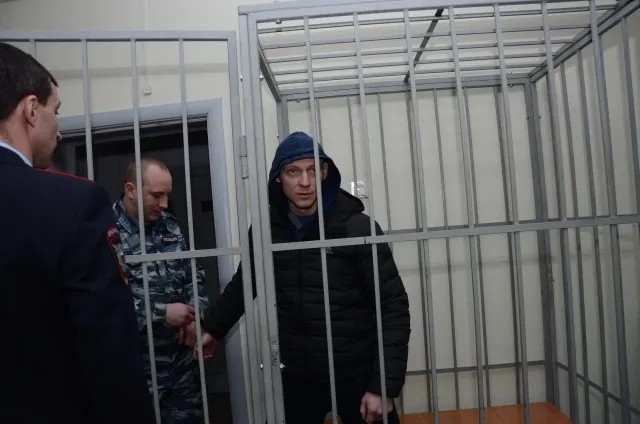 Анатолий Каширин, ударивший Рудникова ножом, в зале суда. На первом ряду в зале сидит Рудников, выписанный из больницы после покушения