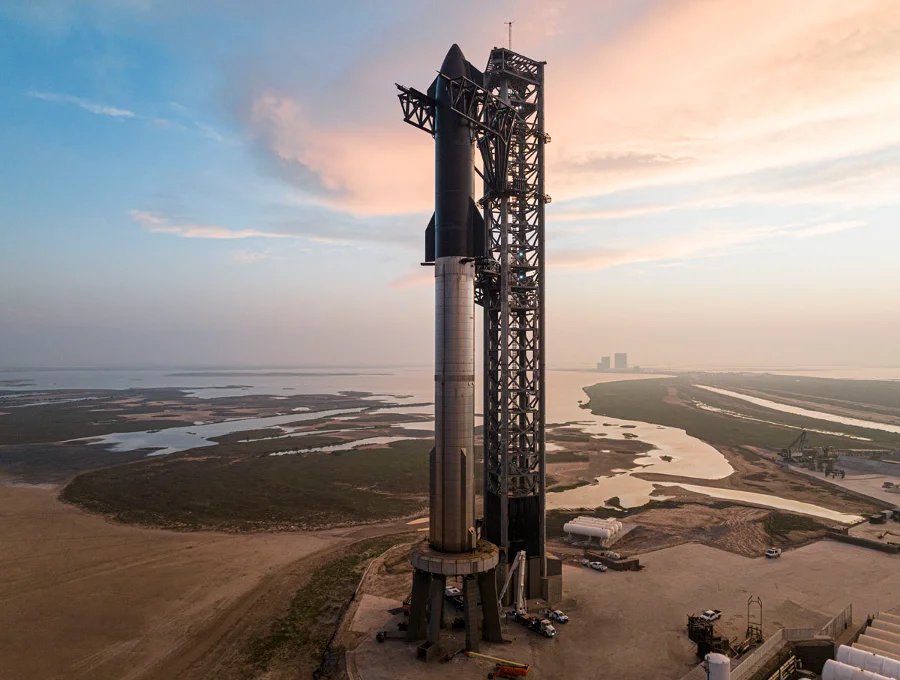 Космический корабль SpaceX на стартовой площадке перед летными испытаниями. Фото: ABACA