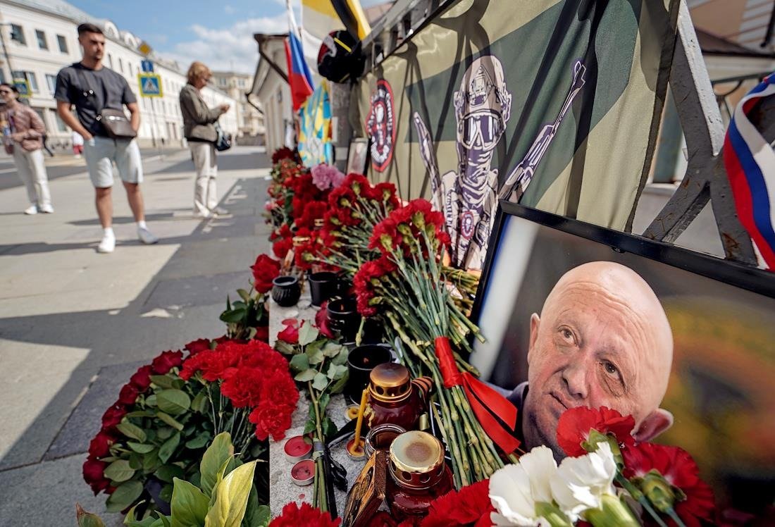 Стихийный мемориала, посвященный авиакатастрофе под Тверью, в которой погибли сотрудники и глава ЧВК «Вагнер» Евгений Пригожин. Фото: Пелагея Тихонова / Коммерсантъ
