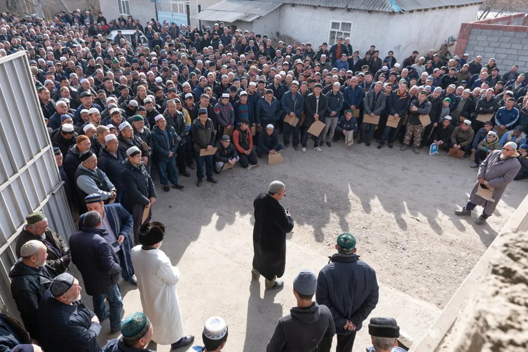 Похороны в казахстанском селе после массовых беспорядков и введения ОМОНа. Фото: РИА Новости