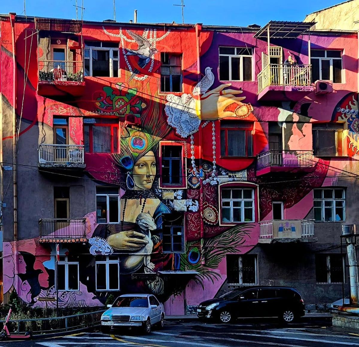 Мурал «Дама с горностаем» на Северном проспекте в Ереване. Фото: Фото: архив Гарегина Арутюняна