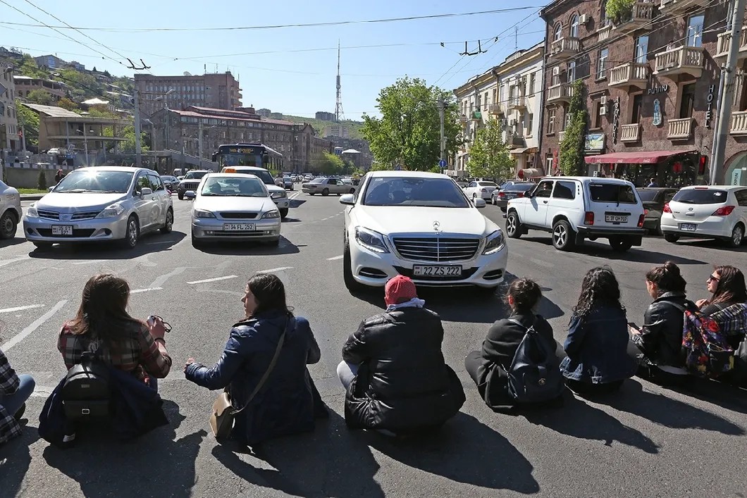 Протестующие перекрыли центральную магистраль Еревана. Фото: Лилиан Галстян, JAMnews