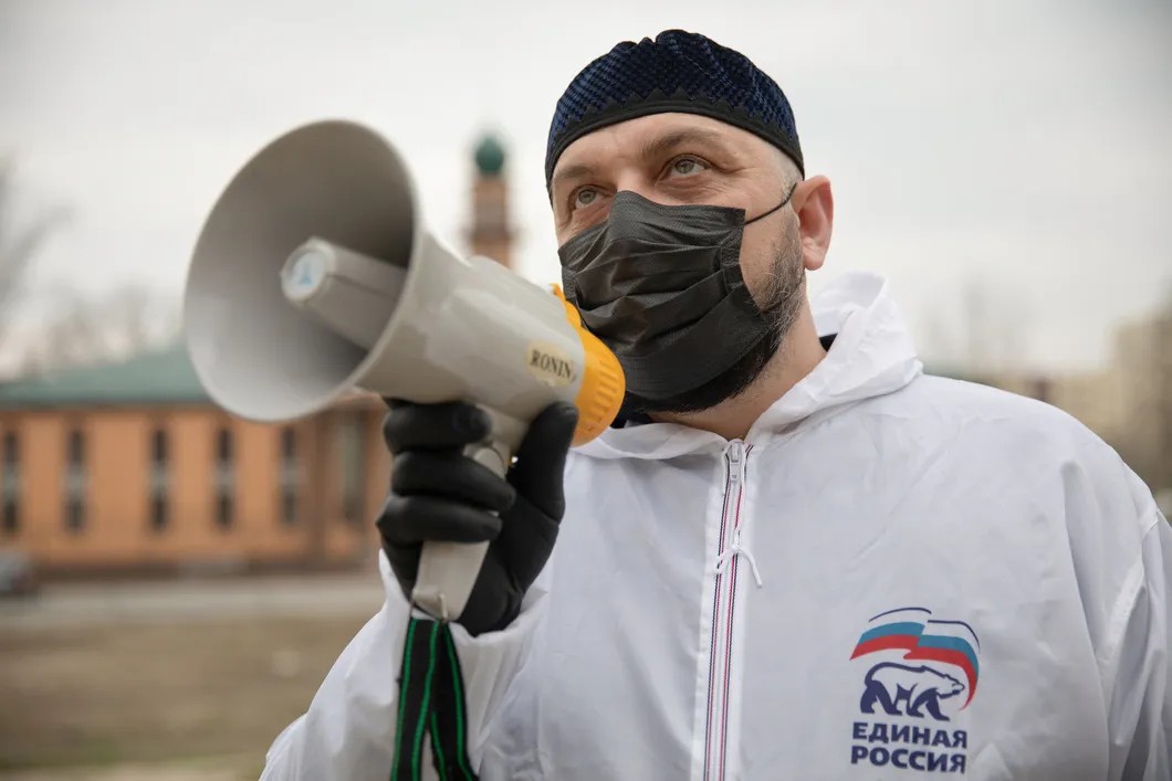 Волонтер «Единой России» во время пандемии в Грозном. Фото: Елена Афонина / ТАСС