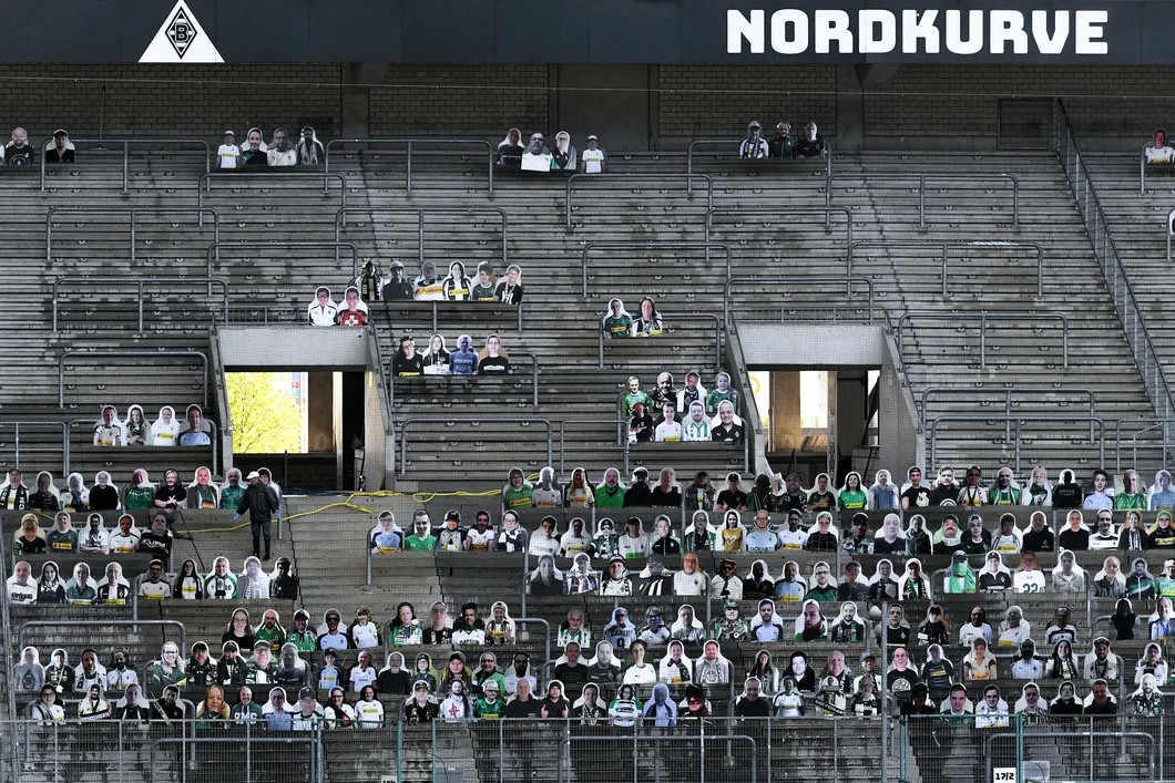 Картонные фигуры болельщиков на стадионе немецкого клуба «Боруссия Мёнхенгладбах». Фото: EPA