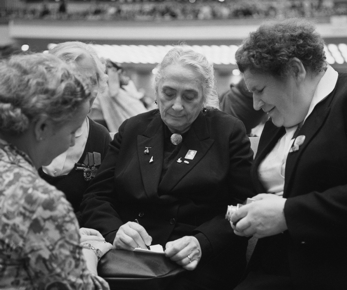 24 июня 1963 года. Долорес Ибаррури (в центре) с делегатами Всемирного конгресса женщин в Кремлевском Дворце съездов. Фото: Владимир Мусаэльян / ТАСС