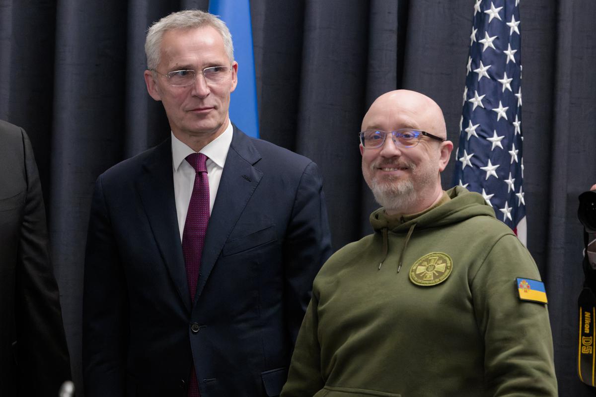 Генсек НАТО Йенс Столтенберг и министр обороны Украины Алексей Резников. Фото: NATO