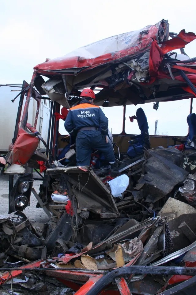 Спасатели и милиция работают на месте столкновения пассажирского автобуса «Икарус» и автофургона КАМАЗ на трассе Махачкала-Сулак в Бабаюртовском районе Дагестана. Фото: РИА Новости