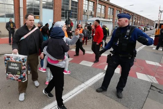 Из аэропорта Брюсселя было эвакуировано около тысячи человек Фото: EPA