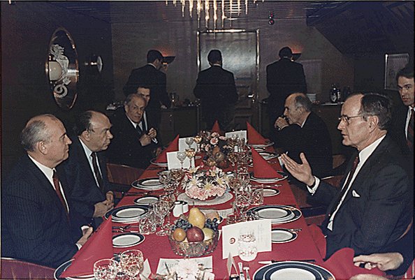 Яковлев, Горбачёв и Джордж Буш на Мальтийской встрече в верха. Декабрь 1989 года. Фото: википедия