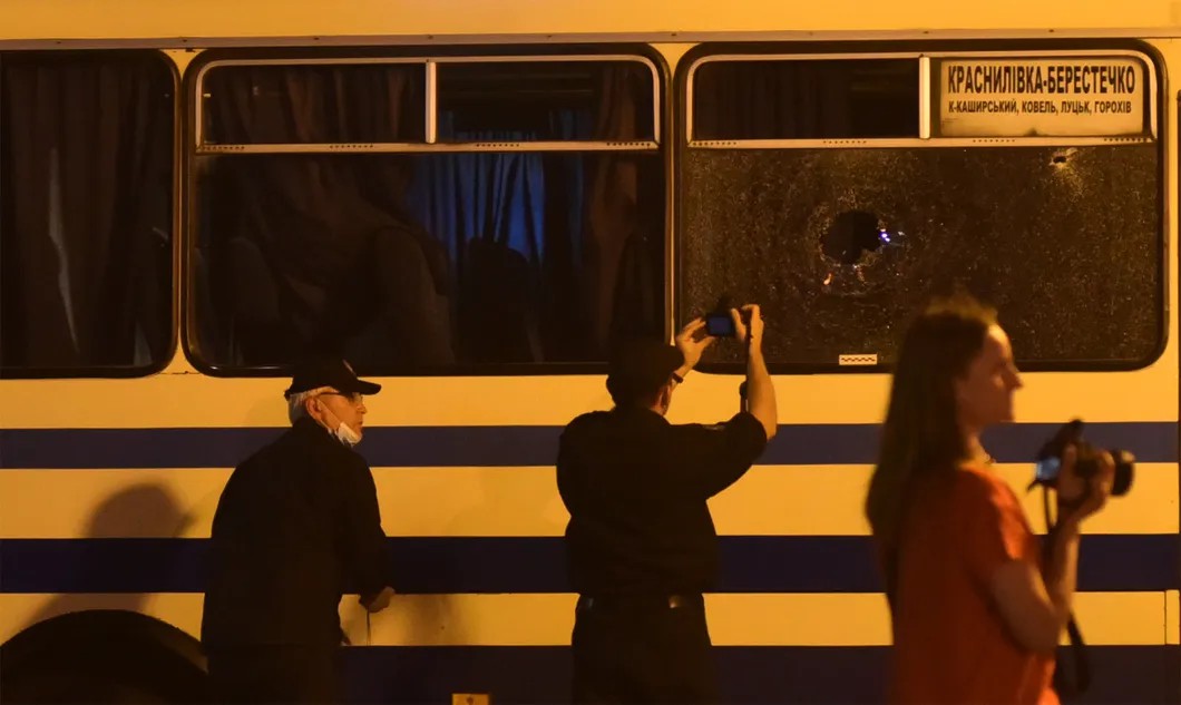 Эксперты-криминалисты проводят следственные действия у автобуса, захваченного в Луцке. Фото: РИА Новости