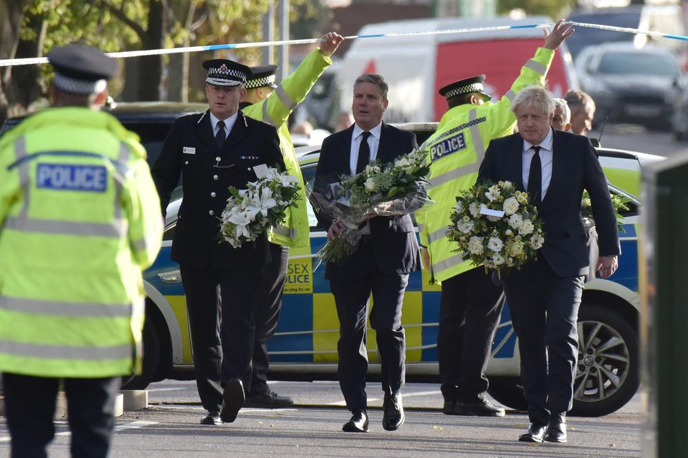 Лидер лейбористской партии Кейр Стармер и премьер-министр Борис Джонсон прибыли, чтобы возложить цветы у места убийства депутата. Фото: John Keeble / Getty Images