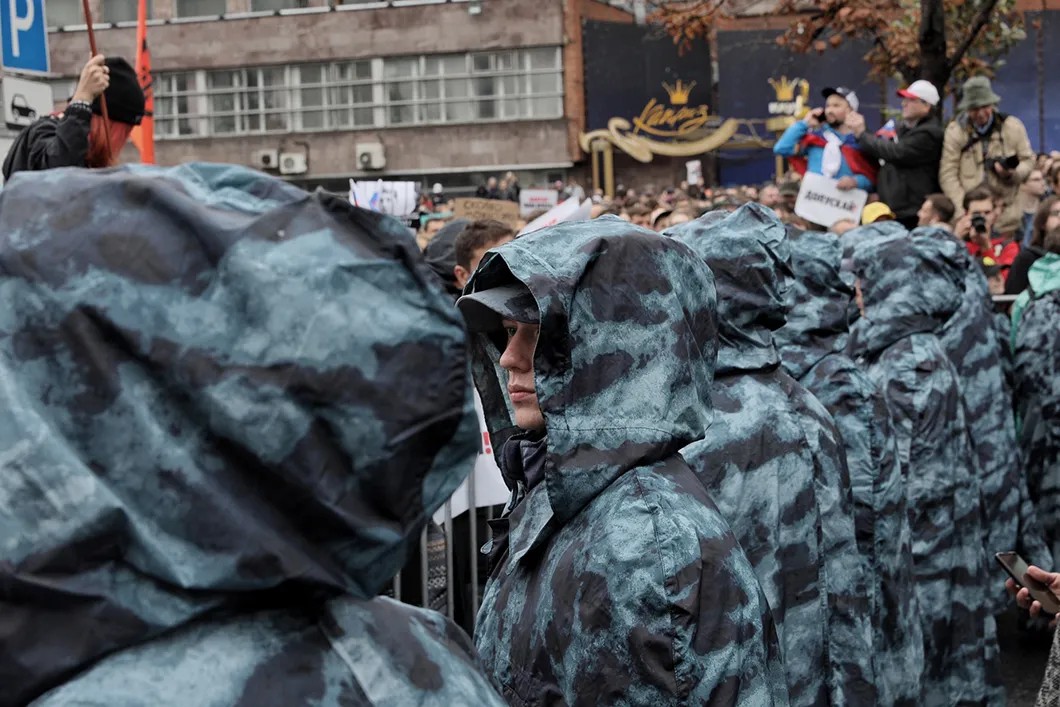 Полицейское оцепление на митинге. Фото: Влад Докшин / «Новая газета»