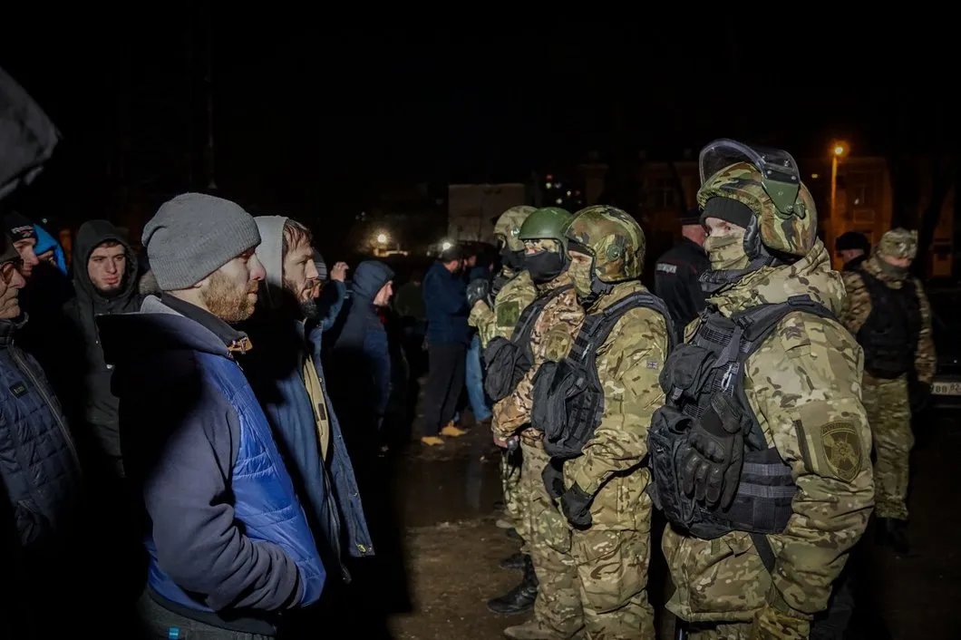 Крымские мусульмане пришли к зданию суда поддержать арестованных. Фото: Антон Наумлюк – для «Новой»