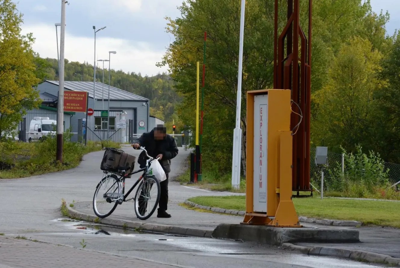 Сирийский беженец на велосипеде готовится пересечь границу Норвегии. Фото: Терье Абельсен (NRK)