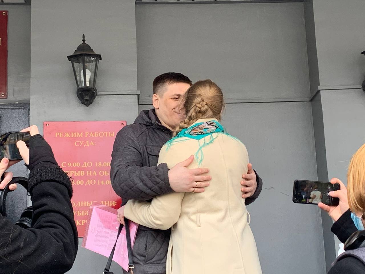 Боровиков прощается с беременной женой перед приговором. Фото: Татьяна Брицкая / «Новой газеты»