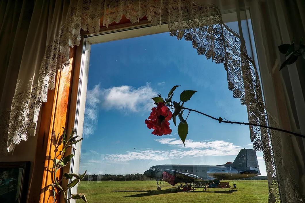 Аэродром «Орловка», Тверская область. Вид из столовой на летное поле. Самолет ИЛ-14Т по имени «Голубая мечта». Виталий Кавтарадзе/ специально для «Новой»