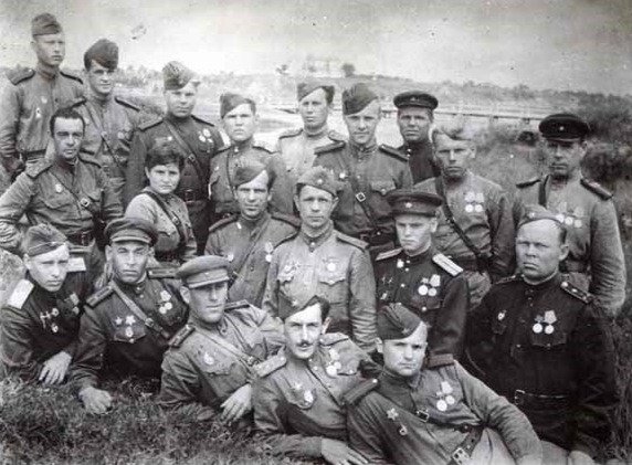 Виктор Некрасов (нижний ряд, второй справа) среди однополчан-сталинградцев, 1944год. Фото: nekrassov-viktor.com