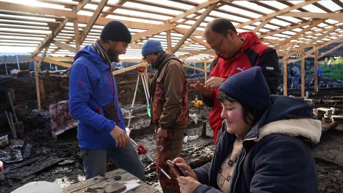 Археологи Троицкого раскопа: Андрей Гринев, Илья Воронков, Елена Тянина, руководитель Виктор Сингх