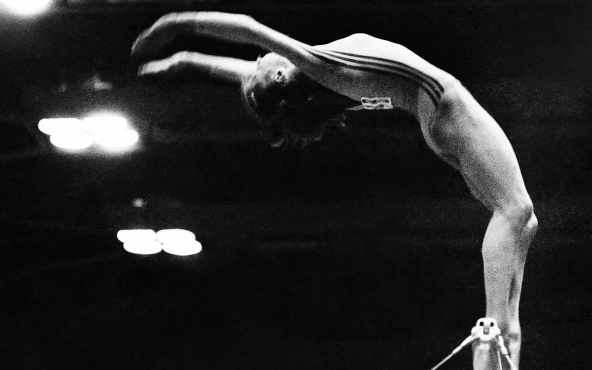 гимнастка советская прикованная к кровати