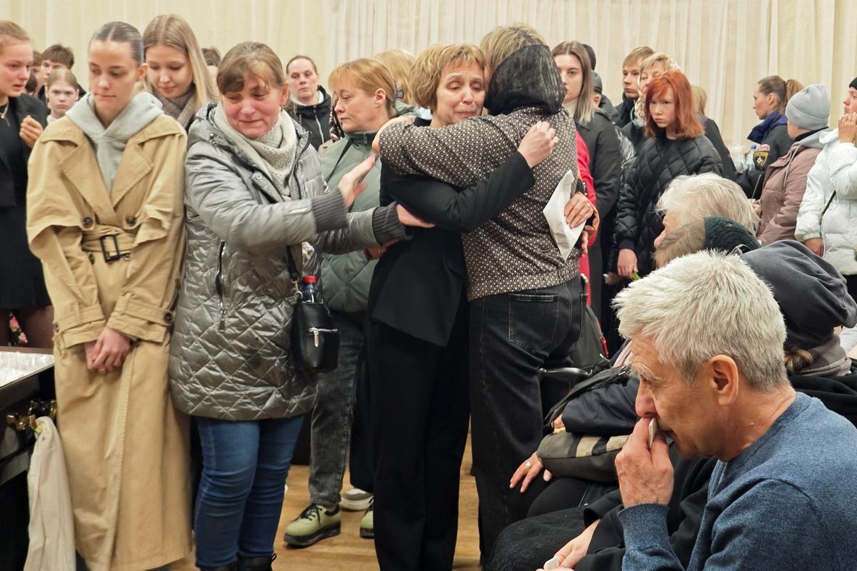 Прощание с педагогом Олесей Багутой в Пермском крае. Фото: Анастасия Аверкова / ТАСС