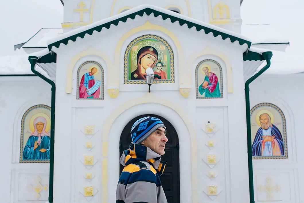 Николай Викторов у Свято-Казанского храма. Фото: Анна Шулятьева для «Новой газеты»