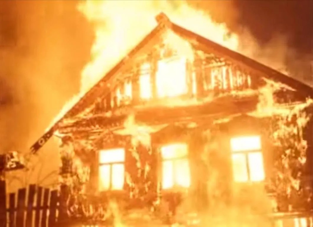 Кадр с видеозаписи пожара цыганского дома в Лопатках