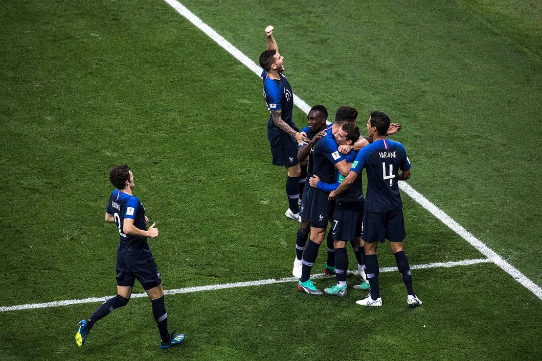 Французы радуются второму голу. Фото: Влад Докшин / «Новая газета»