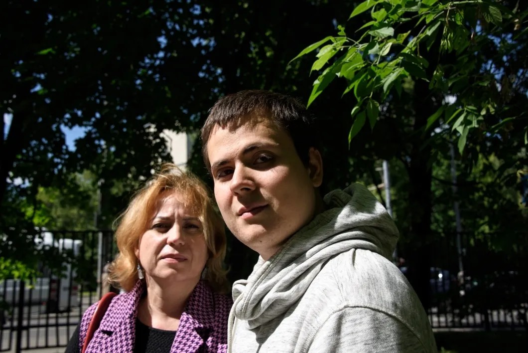 Паша с мамой Татьяной. Фото: Виктория Одиссонова / «Новая газета»