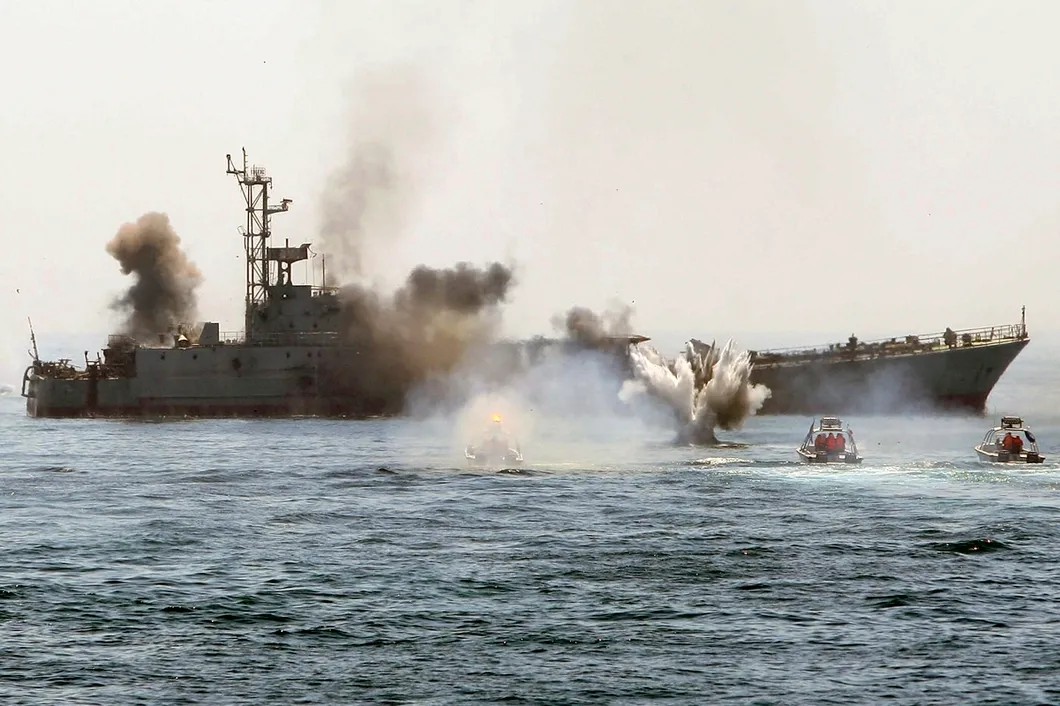 Фото 2010 года. Иранский военный корабль и быстроходные военные катера сил Корпуса стражей исламской революции. Фото: Reuters