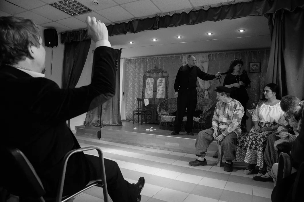 Руководитель студии, самарский актер Олег Белов, репетирует чеховского «Медведя». Фото: Анар Мовсумов — специально для «Новой»