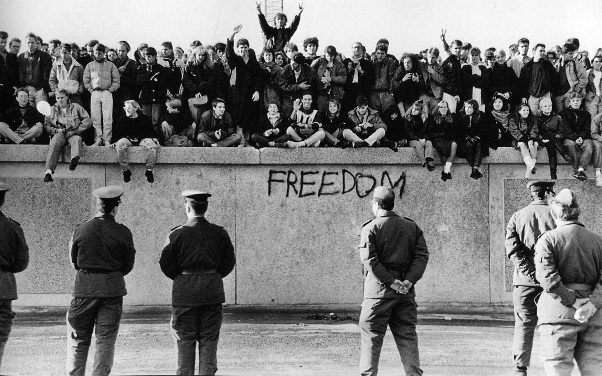 Пара осколков от Берлинской стены