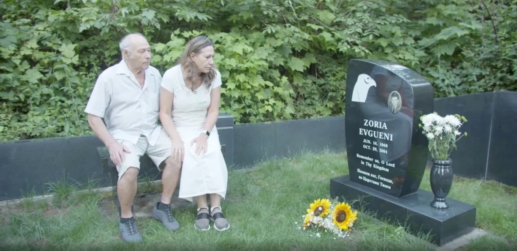 У могилы Евгения Зори в Канаде. Скриншот видеосюжета