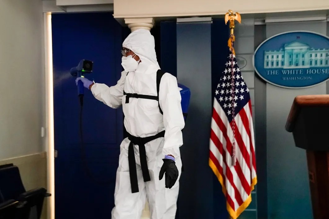 Дезинфекция в Белом доме. Фото: Reuters