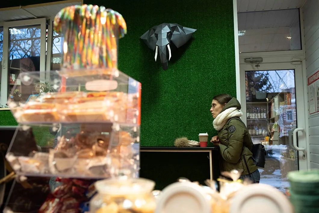 Юля Нарычева в своей кофейне «Белый слон». Фото: Виктория Одиссонова / «Новая»
