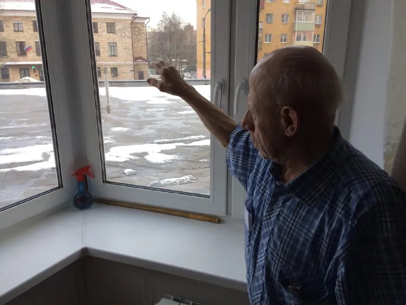Николай Бакинов в своей квартире с видом на крышу. Фото автора