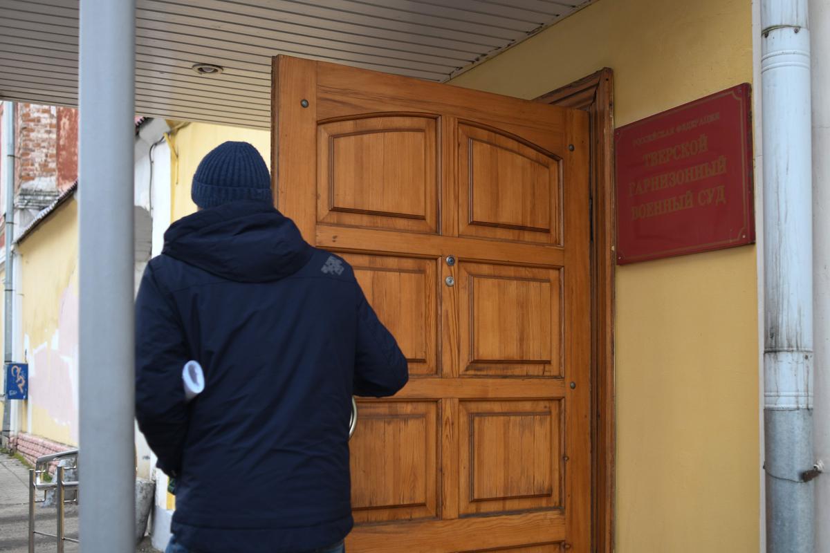 Один из свидетелей заходит на заседание в Тверской гарнизонный суд. Фото: Светлана Виданова / «Новая газета»