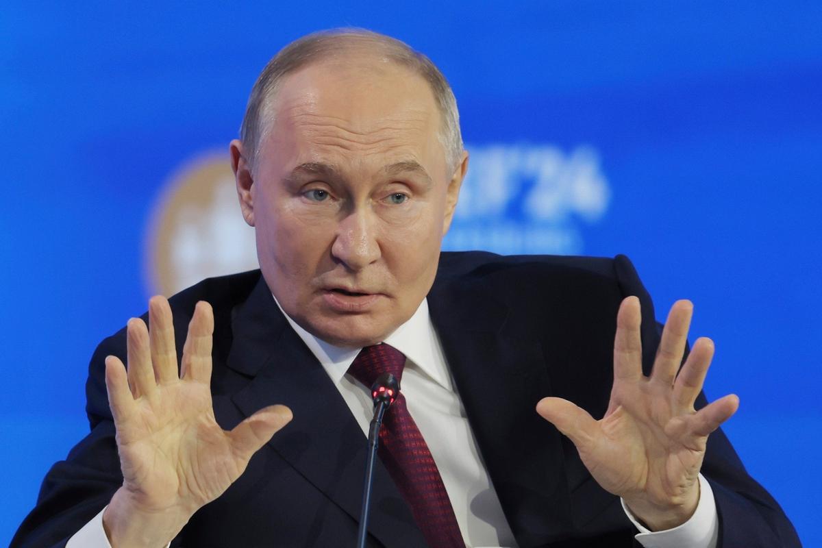 Владимир Путин во время пленарного заседания в рамках ПМЭФ. Фото: AP / TASS
