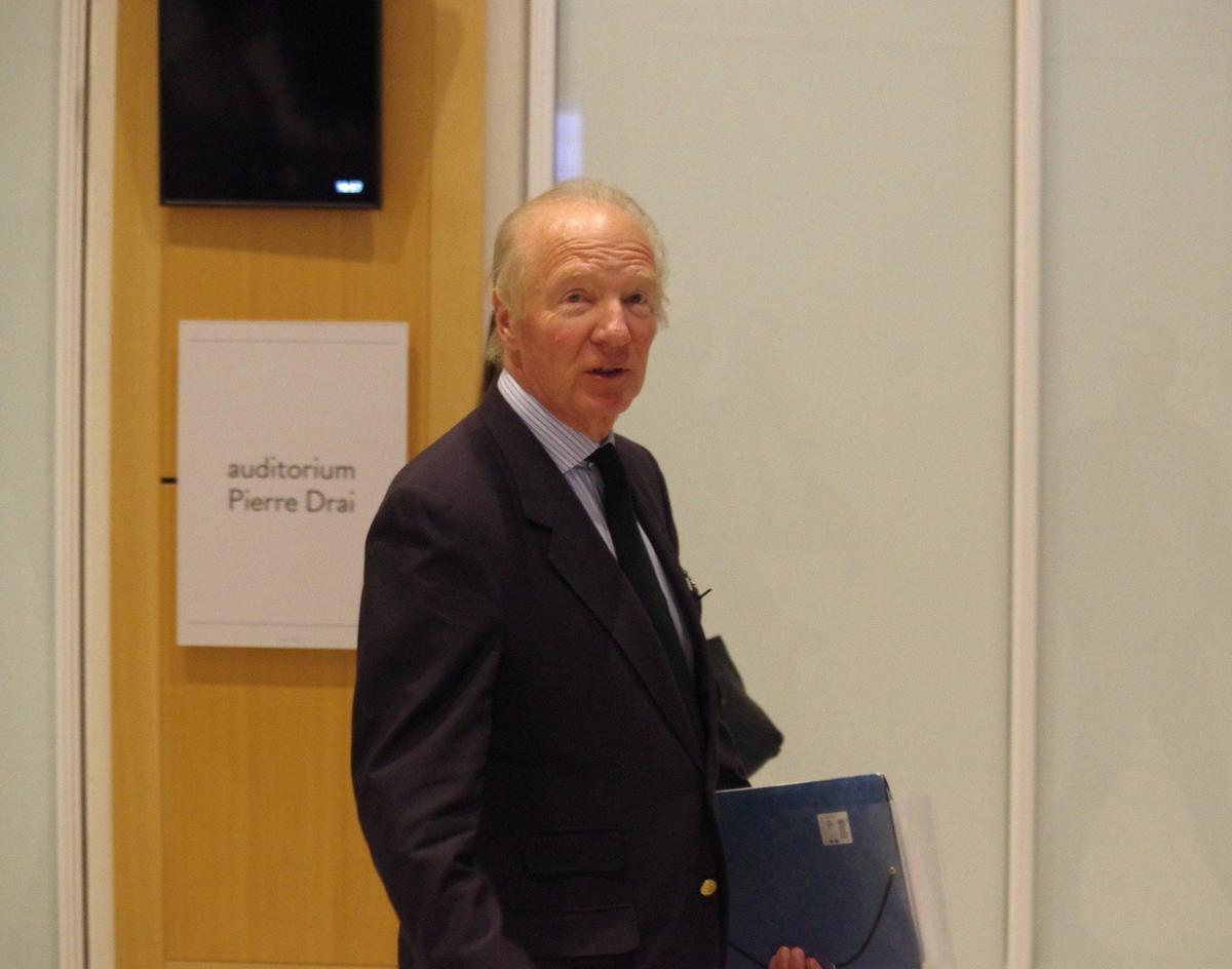 Экс-глава МВД Франции Брис Ортефё в Парижском дворце правосудия после очередного заседания по ливийскому делу. Фото: Юрий Сафронов / «Новая газета»