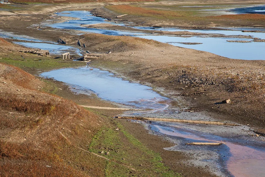 Река Ревда вновь пытается заполнить Новомариинское водохранилище. Фото: Федор Телков / специально для «Новой»