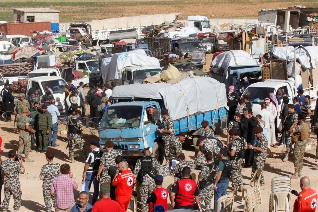 Сирийские беженцы готовятся к возвращению на родину через пропускной город у ливанского города Арсаля. Фото: Reuters
