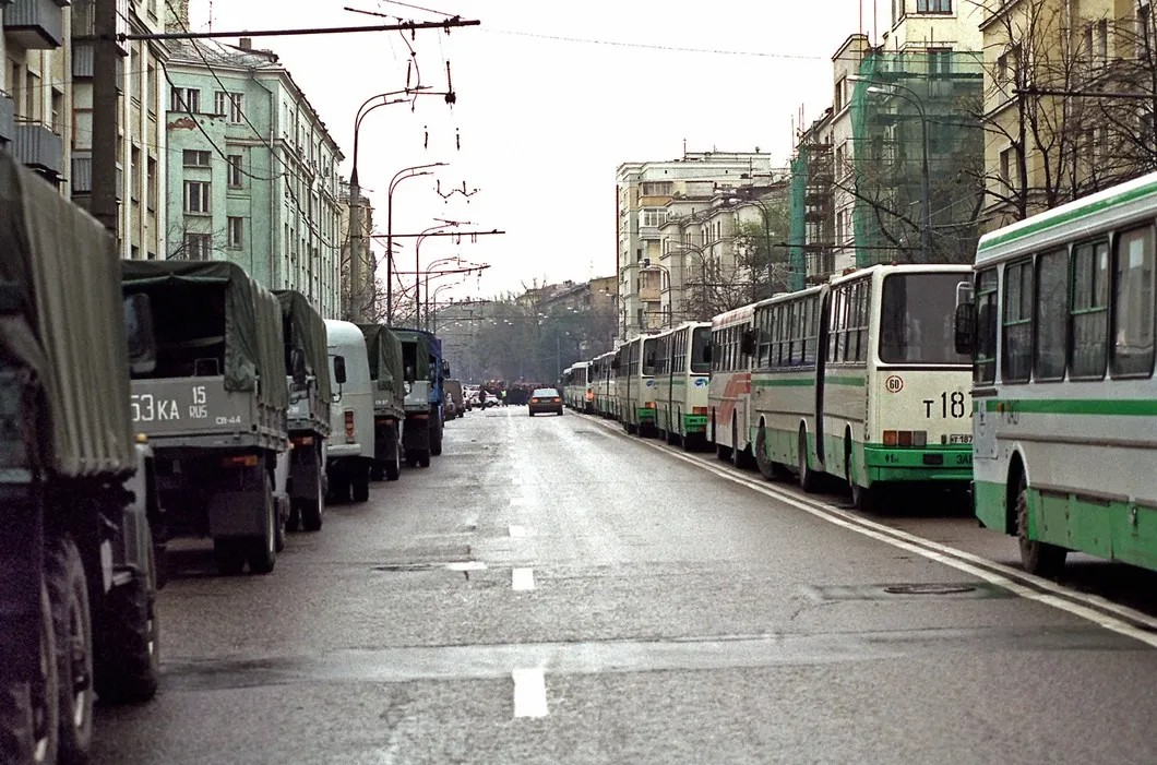 Колонны автобусов и машин, на которых вывозили заложников из здания Театрального центра. Фото: РИА Новости