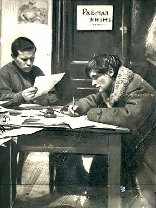 Олеша в редакции газеты «Гудок». 1923 год. Фото: автор неизвестен, Википедия
